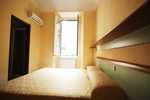 Emanuela Hostal Roma
